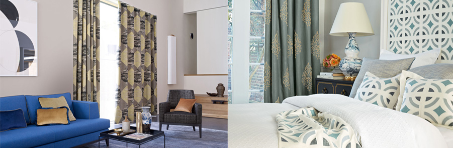 Canapé bleu, Fauteuil gris, table basse noire sur tapis gris, rideaux beige avec des losanges, lit blanc, tête de lit, coussins et rideau bleux